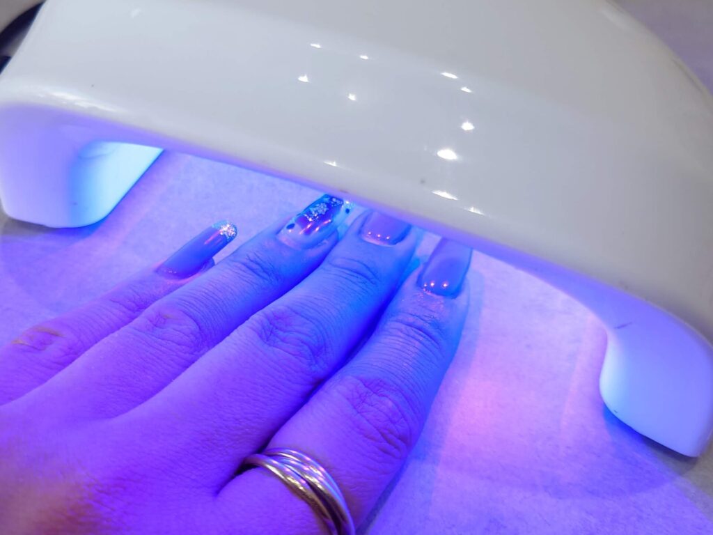 硬化してもジェルネイルが固まらない ベタベタが残る原因と対処法って Unknown Beauty Place アンノウン ビューティ プレイス