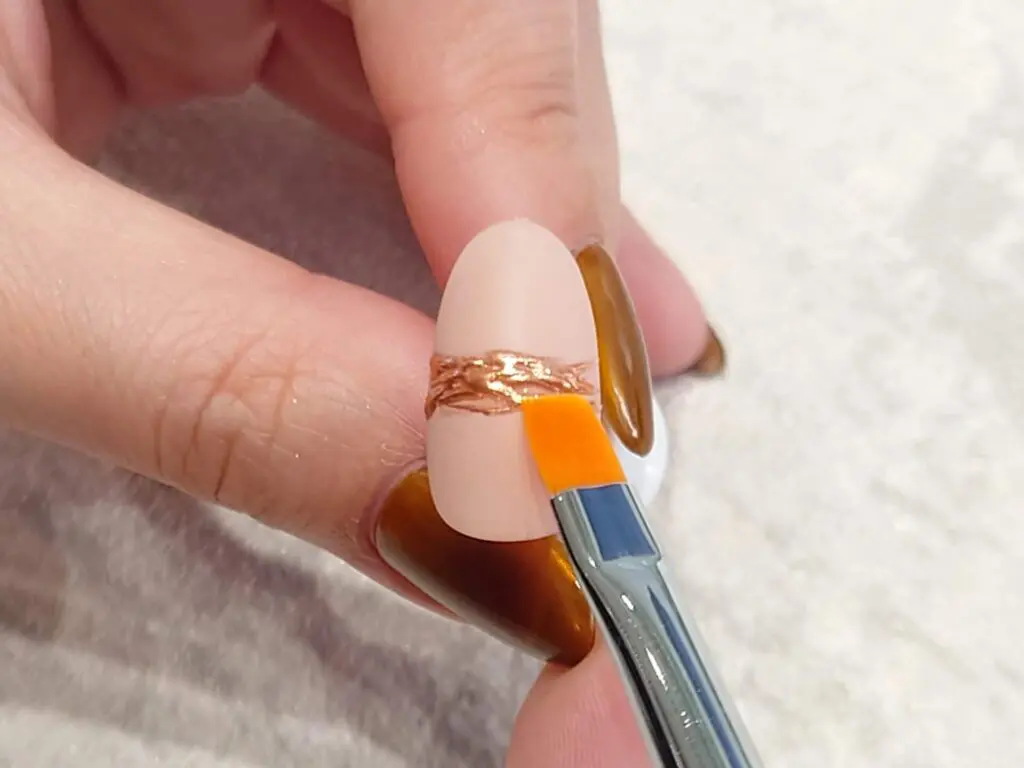 ミラーネイルのやり方って セルフでも簡単にできるパウダーの基本的な使い方やアレンジ方法 Unknown Beauty Place アンノウン ビューティ プレイス