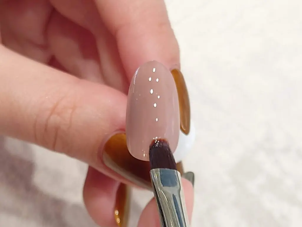 ミラーネイルのやり方って セルフでも簡単にできるパウダーの基本的な使い方やアレンジ方法 Unknown Beauty Place アンノウン ビューティ プレイス