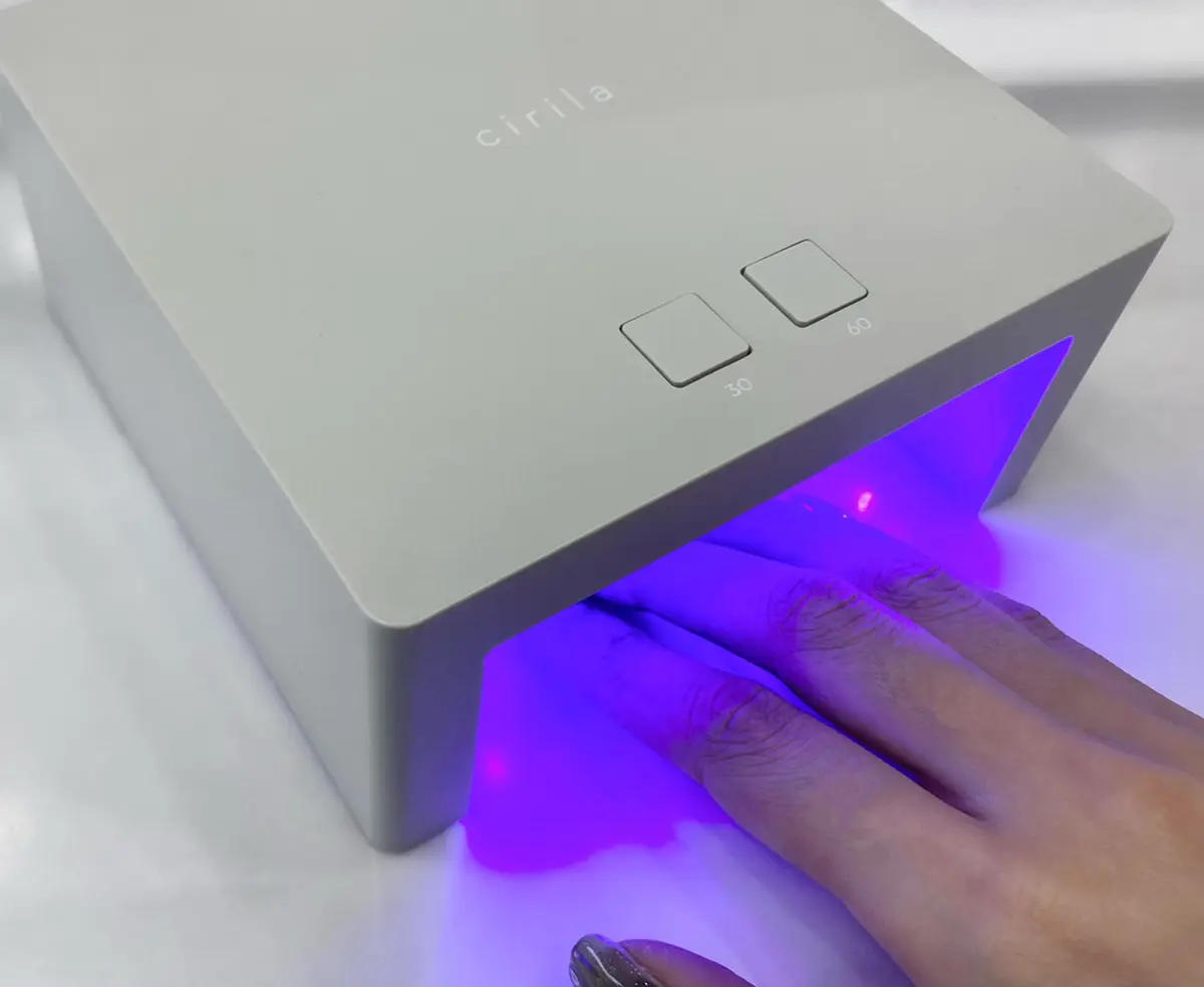 2026年最新】ジェルネイルで爪が熱くなる時の対処法！硬化熱が発生する